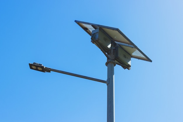 Poste de luz com painel solar. Lâmpada LED de energia renovável