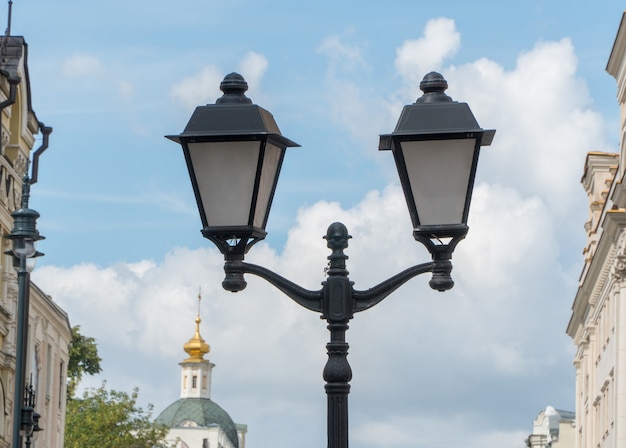 Poste de luz contra o céu da cidade