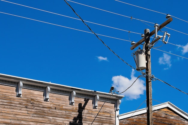 Poste de madeira com cabos elétricos