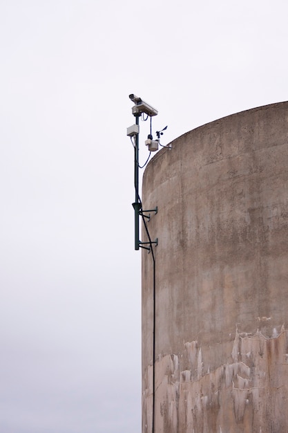 Poste de vigilância por vídeo em áreas de controle de torres de concreto