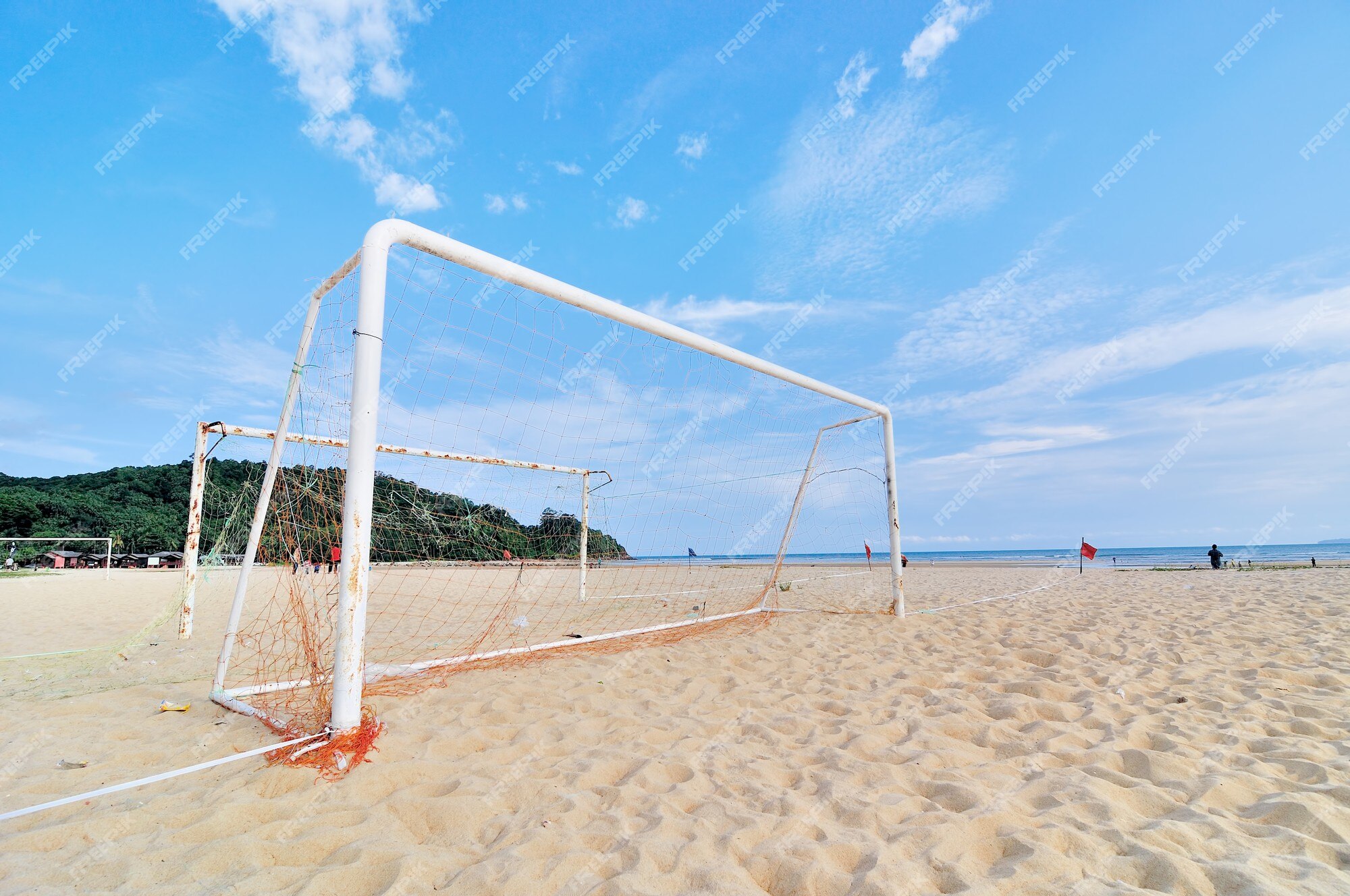 Jogador De Futebol De Praia Em Ação. Ensolarado Praia Grande Ângulo E Mar  Foto Royalty Free, Gravuras, Imagens e Banco de fotografias. Image 109818192