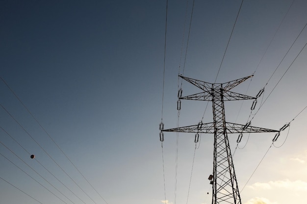 Poste de electricidad sobre un cielo azul en España