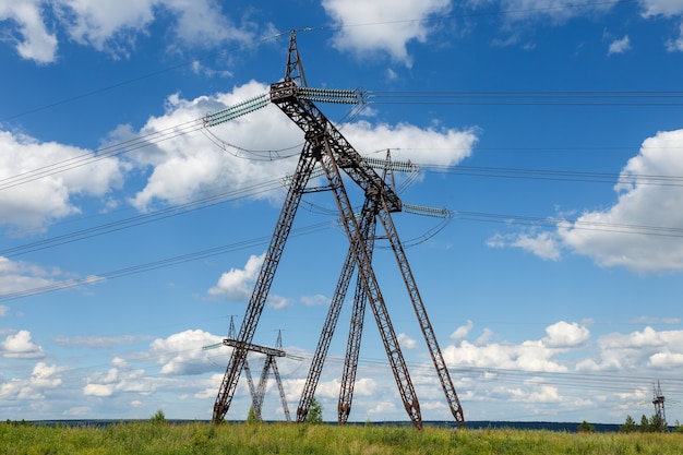 Poste de electricidad soporte de línea de torre de transmisión de alto voltaje en el campo