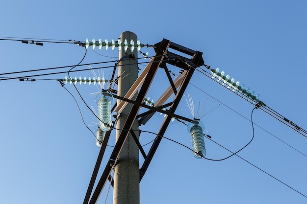 Poste eléctrico con aisladores de vidrio y picos para pájaros