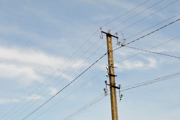 Poste eléctrico de alimentación con cable de línea sobre fondo de color de cerca