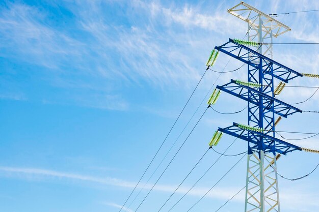 un poste eléctrico de alta tensión contra el cielo azul y las nubes