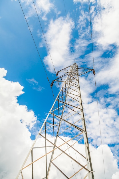 Poste eléctrico de alto voltaje en cielo azul