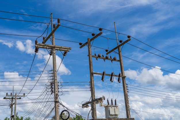 Poste eléctrico y cable eléctrico