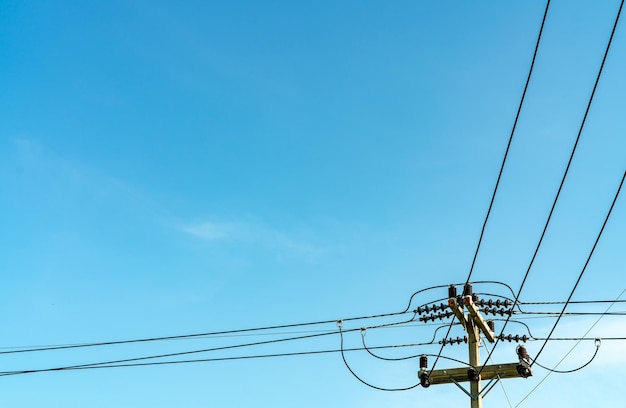 Poste eléctrico y cielo azul Energía y energía Energía eléctrica trifásica para transferencia de energía