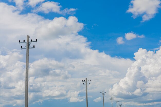 Poste electrico en el cielo azul.