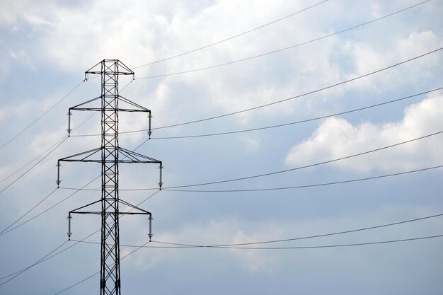 Poste eléctrico y cielo con nubes