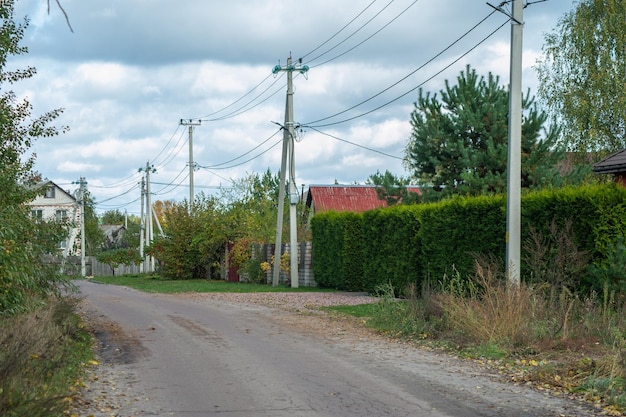 Poste eléctrico de energía con cable de línea sobre fondo de color fotografía de primer plano que consiste en poste eléctrico de energía con cable de línea bajo el cable de línea del cielo en poste eléctrico de energía para edificios residenciales