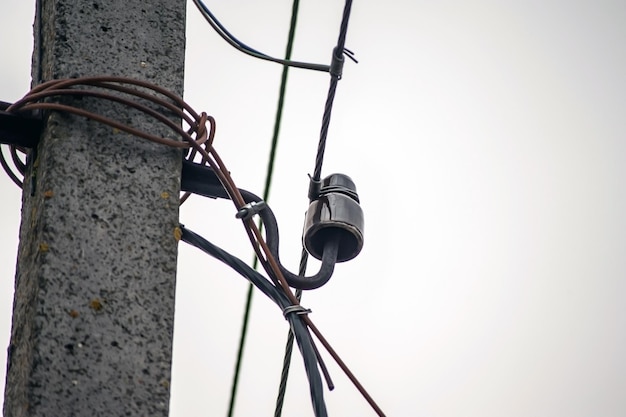 Poste eléctrico de energía con cable de línea sobre fondo de color fotografía de primer plano que consiste en poste eléctrico de energía con cable de línea bajo el cable de línea del cielo en poste eléctrico de energía para edificios residenciales