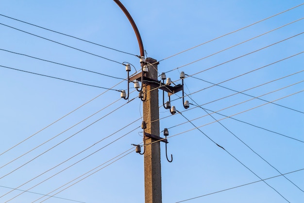 Poste eléctrico líneas eléctricas y cables con cielo azul