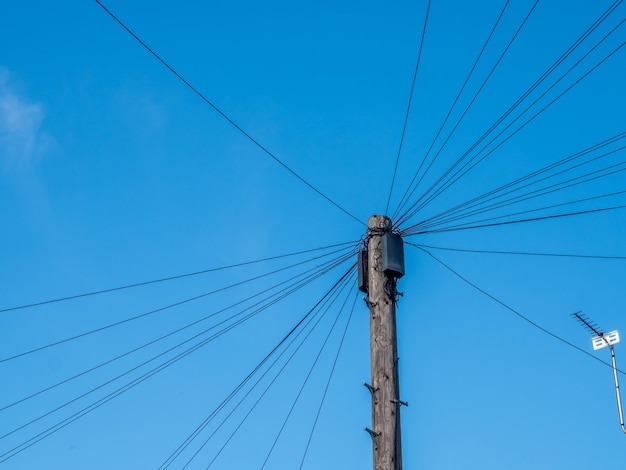 Poste eléctrico de madera