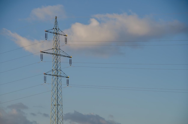 Poste eléctrico y nubes