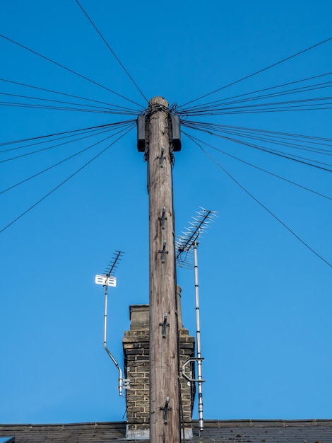 Poste elétrico de madeira