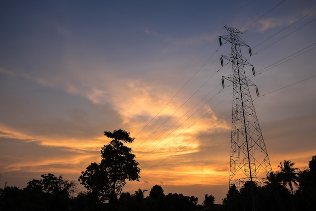 Poste elétrico de torre de alta tensão no céu crepuscular