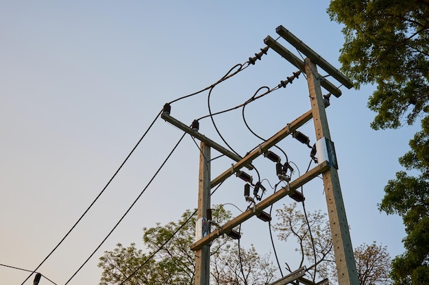 Un poste de energía con la palabra poder en él