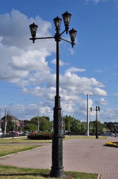 Poste de iluminación de la ciudad. Linterna con cuatro lámparas para alumbrado público.