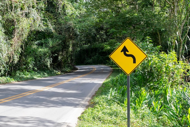 Poste indicador de curvas en la carretera