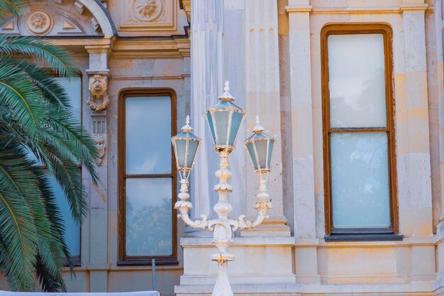 un poste de lámpara con una lámpara blanca en él y un edificio con una ventana que dice el nombre