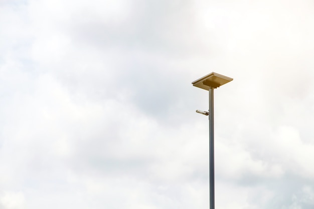 Poste de luz LED con panel de celda solar utilizado en la calle, polígono industrial