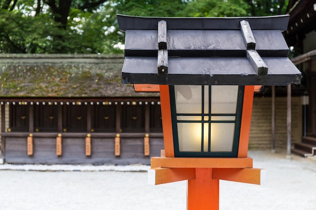 Poste de luz roja tradicional en el templo japonés