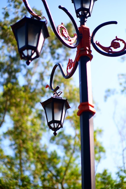 Foto un poste de luz rojo y negro con una luz blanca.