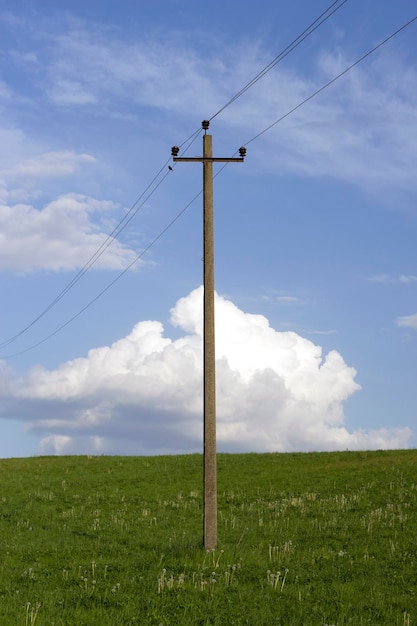 un poste de madera con una línea eléctrica unida a él