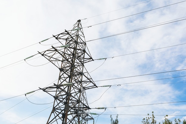 Poste de metal de la línea eléctrica con el telón de fondo del cielo