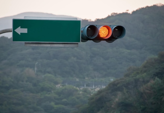 Poste de semáforo rojo en la montaña