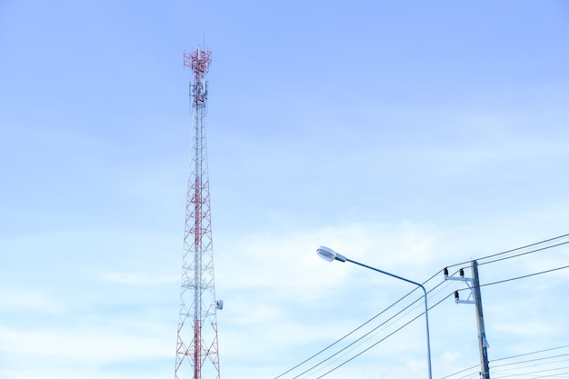 Poste de teléfono en el cielo azul de la tarde