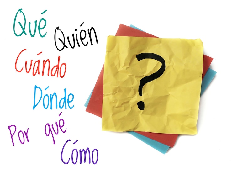 Foto poster 6ws por qué, cuándo, quién, dónde, qué y cómo preguntas junto a un signo de interrogación en una nota adhesiva amarilla
