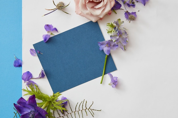 Poster ist mit Blumen und zwei Hintergründen gestaltet: Weiß und Türkis. Der Kopierraum des marineblauen Posters kann verwendet werden, um positive Emotionen auszudrücken.