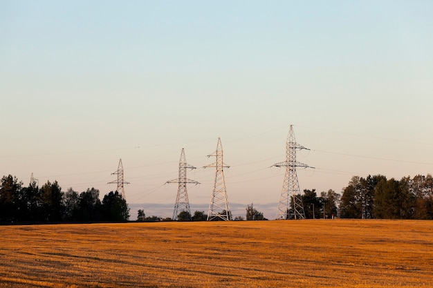 Postes de alta tensión fotografiados en primer plano postes eléctricos de alta tensión ubicados en el campo