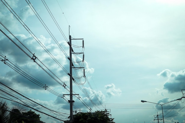 Postes y cables eléctricos en el fondo del cielo
