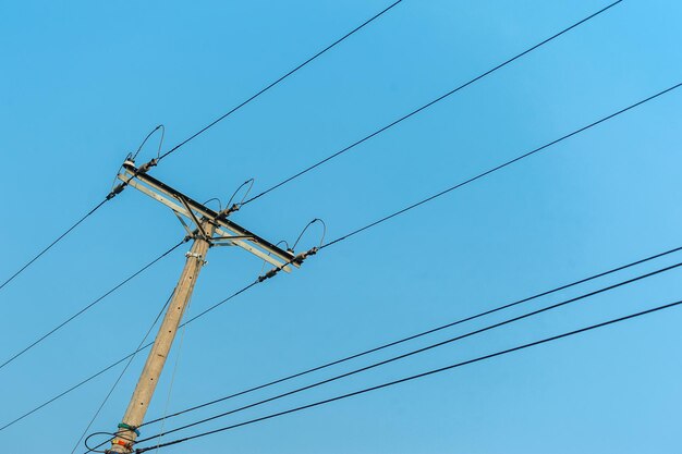 Foto postes con cables eléctricos