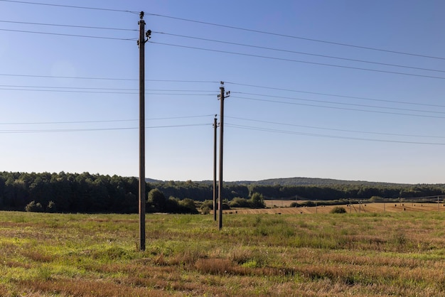 Postes de concreto altos com fios elétricos