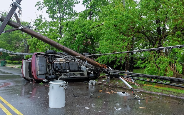 Postes de eletricidade caem por causa de tempestades danificaram carro