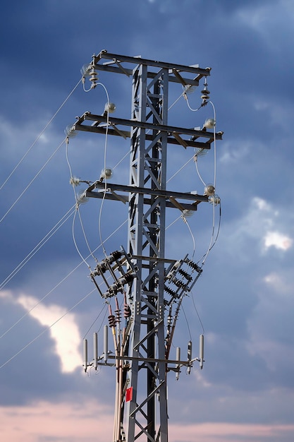 Postes de eletricidade com fios de alta tensão