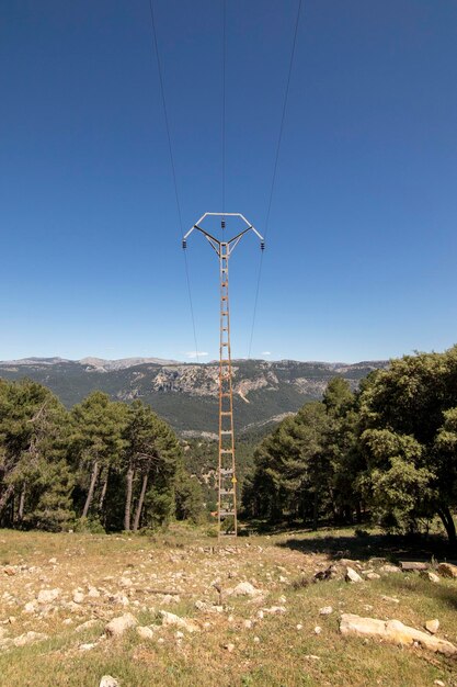 Postes de luz elétrica cruzando o parque natural da Serra de Cazorla Conceito para energia limpa