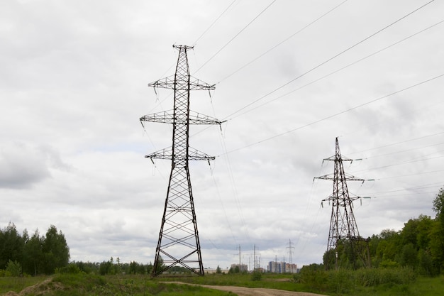 Postes e linhas da Elenergy perto de uma cidade grande, grande angular