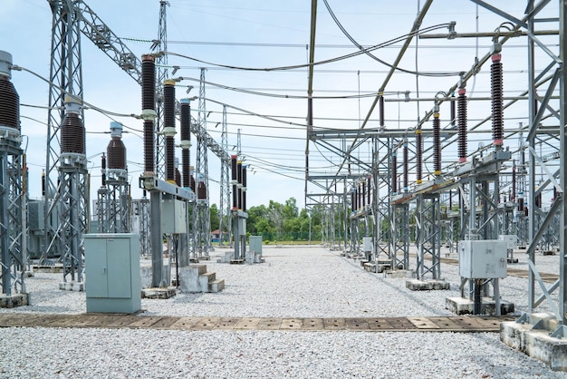 Foto los postes eléctricos en filas