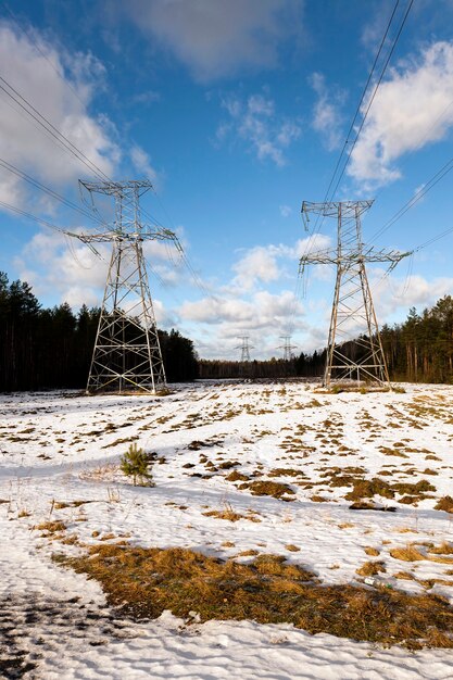 Postes eléctricos fotografiados en primer plano ubicados en el campo