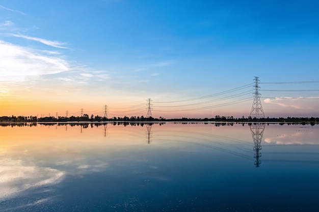 Foto postes eléctricos y luz vespertina