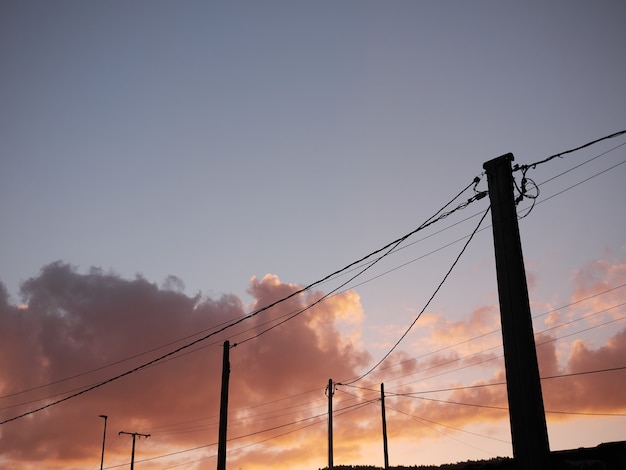 Foto postes de energía con múltiples alambres y cables en la calle