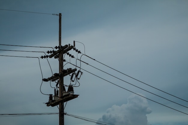 Postes de energía en la noche