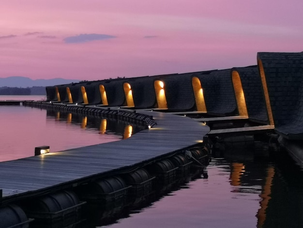 Los postes de madera en el lago contra el cielo al atardecer.