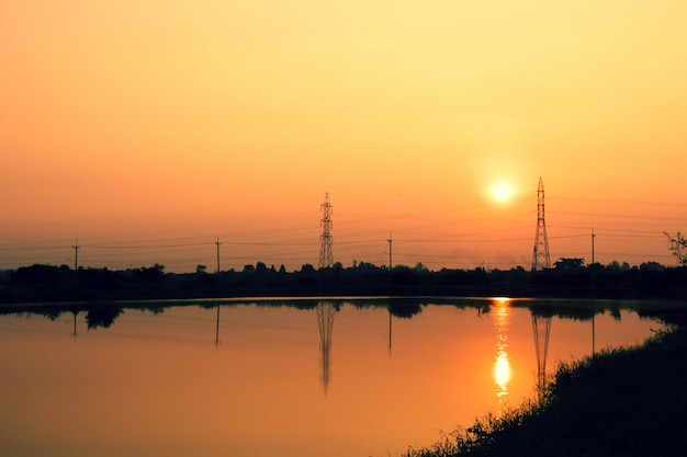 Foto postes telefónicos al atardecer